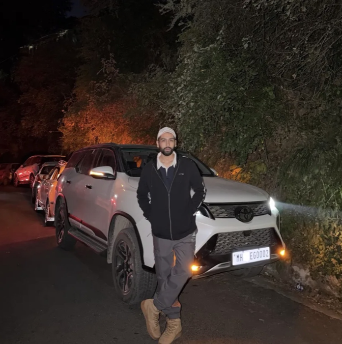 Carsfinity crew member